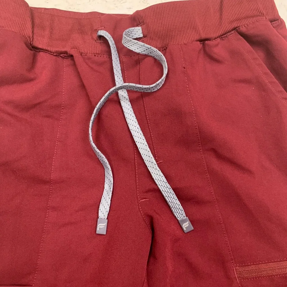 Women's Fabletics Burgundy Scrub Set Top And Jogger Pants Size Small - Picture 4 of 16